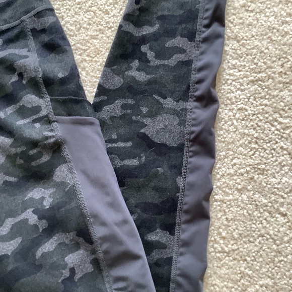 Fabletics Powerhold Womens Camo Army Leggings Athletic Yoga Workout Medium - Picture 2 of 7